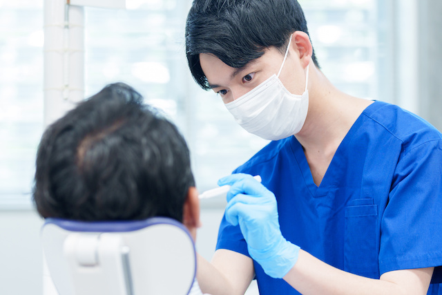 歯周病の治療をする歯科医師