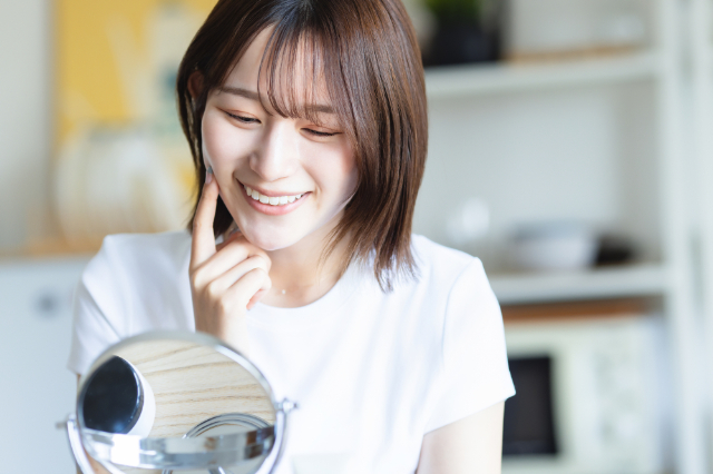 インプラントの仕上がりに満足そうな女性