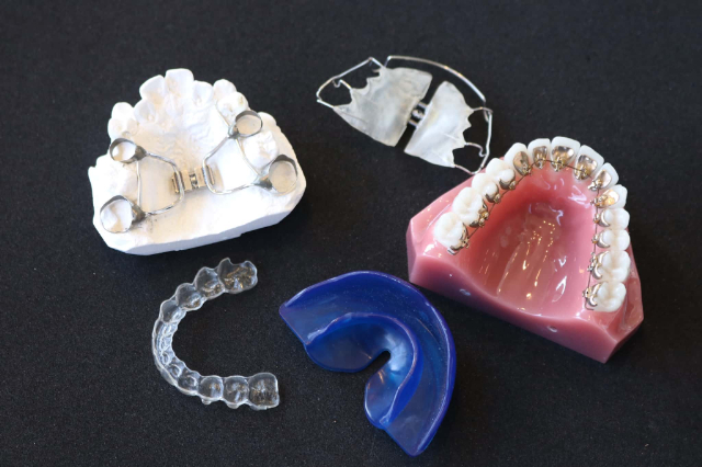 マウスピースやワイヤー矯正など子どもの矯正装置のイメージ