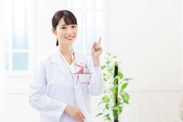 入れ歯について説明する歯科医