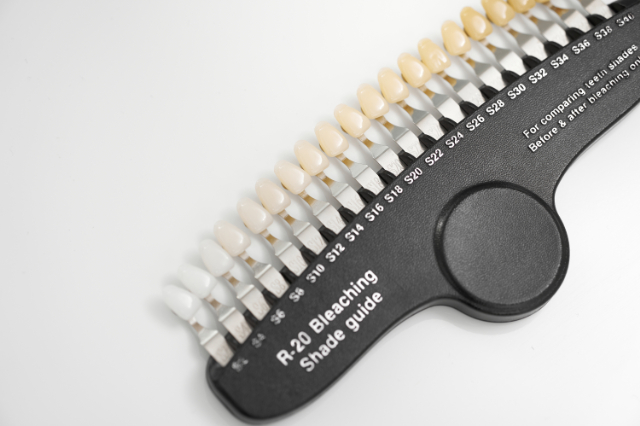 歯のホワイトニングで使うシェードガイド