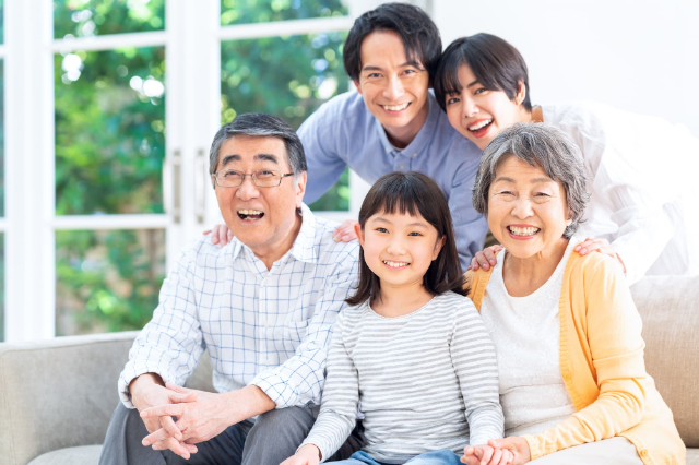 笑顔の三世代家族