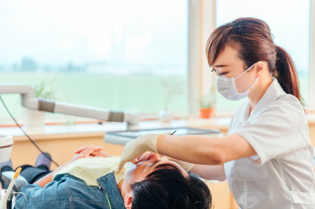 スケーリングする歯科衛生士