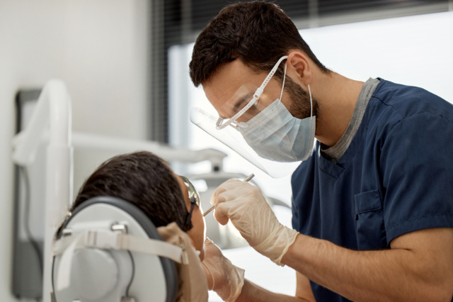 ホワイトニングの施術前に口腔内のチェックを受ける様子