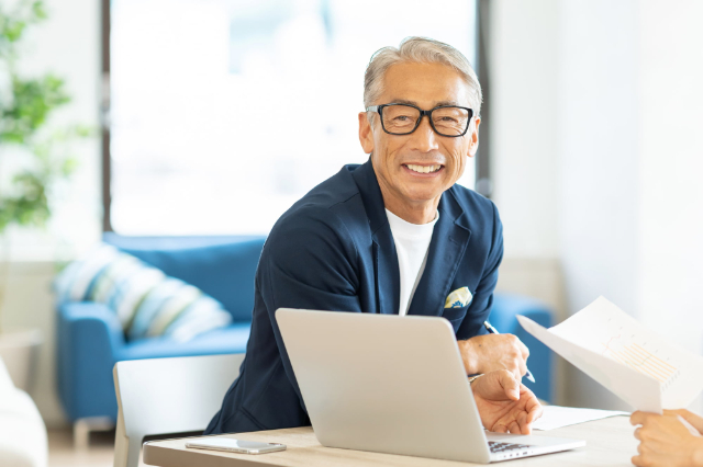 笑顔で仕事に励む男性