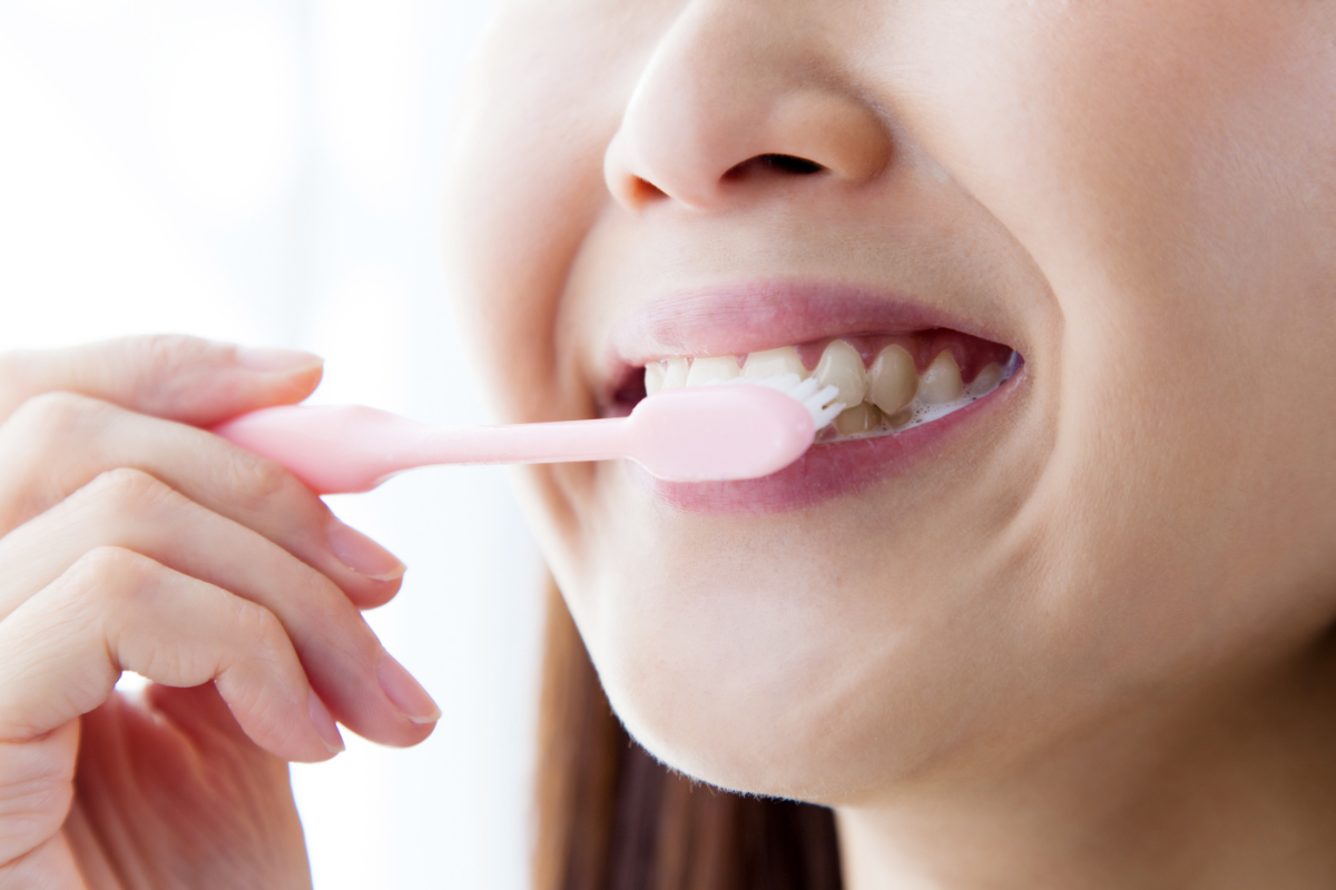 歯周病予防で歯磨きをする女性