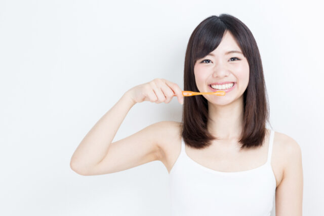 歯周病予防で歯磨きをする女性