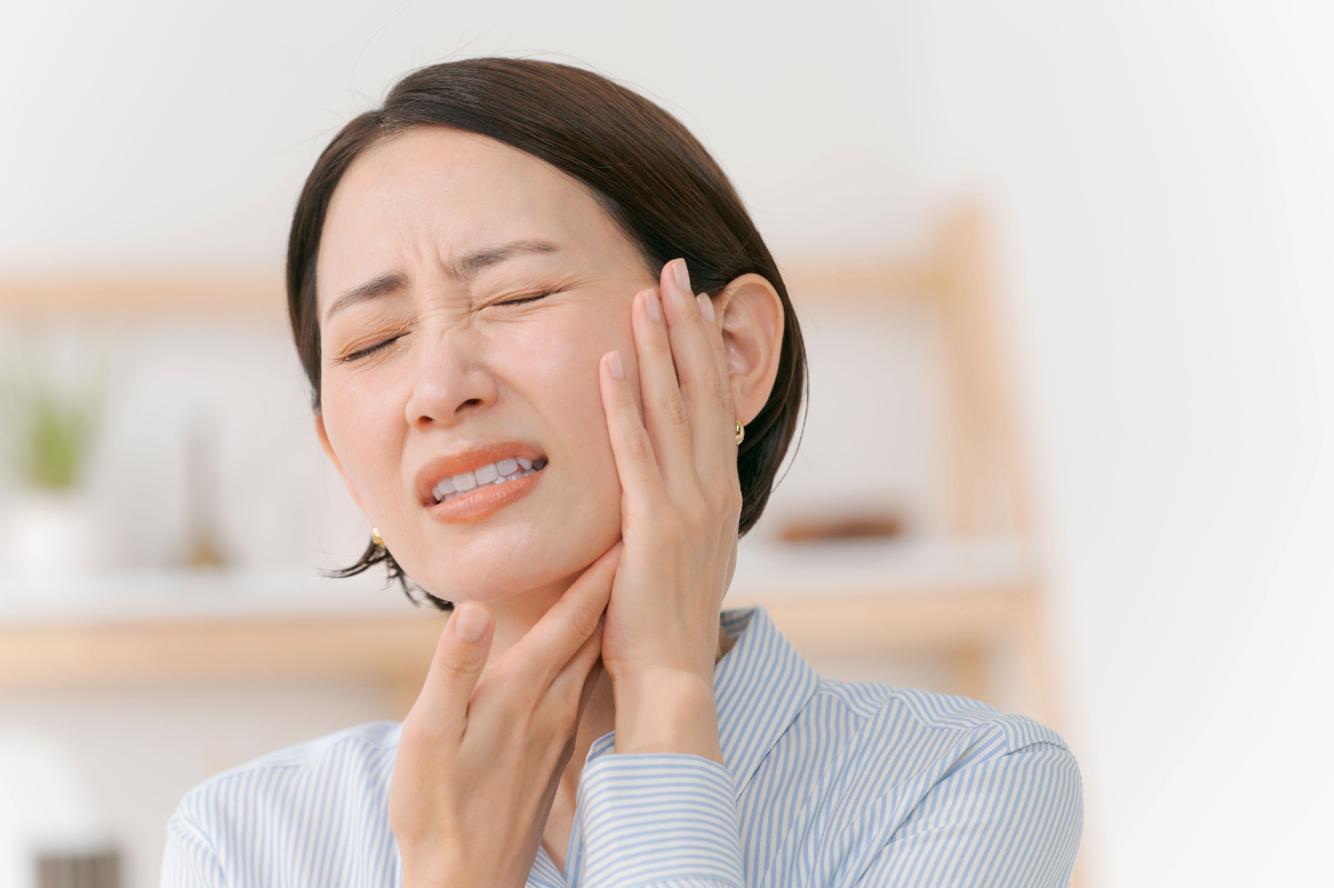 顎関節症になった女性