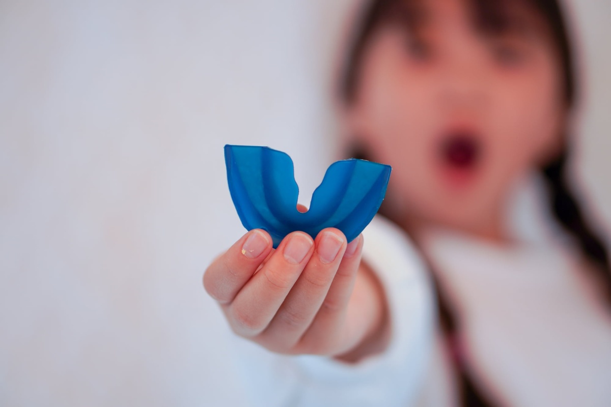 プレオルソを手に持って見せてくれる子ども