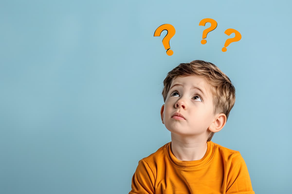 小児矯正はどれくらいかかるのか考える男の子