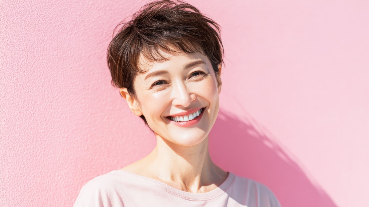 歯周外科治療を受けて満足して微笑む女性
