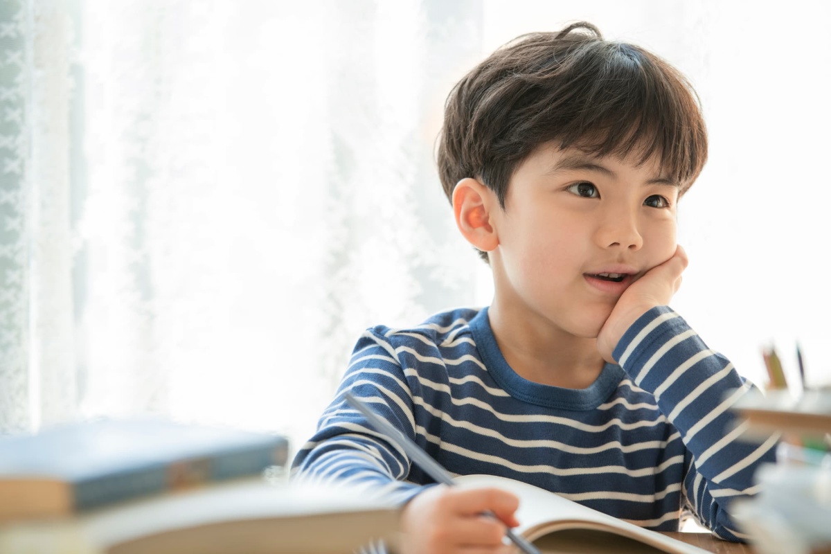 後戻りの原因になる頬杖をつく子ども