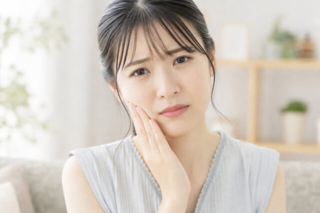 親知らずが痛いのはなぜか考える女性