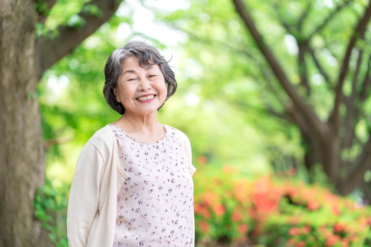 自分に合った入れ歯に満足しているシニア女性