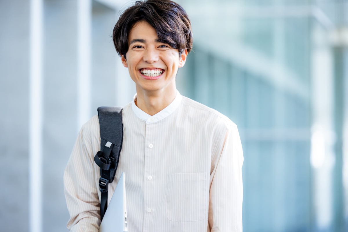 マウスピースですきっ歯を治した笑顔の男性