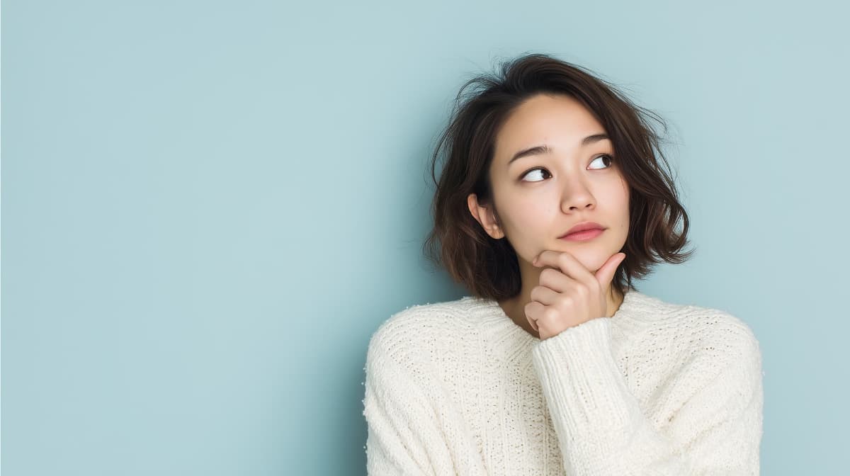 ホワイトニングの持続期間を考える女性