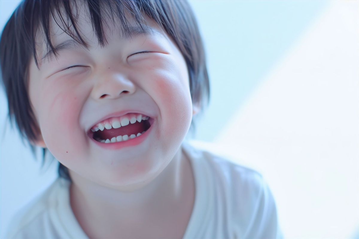 歯並びの整った笑顔の子ども